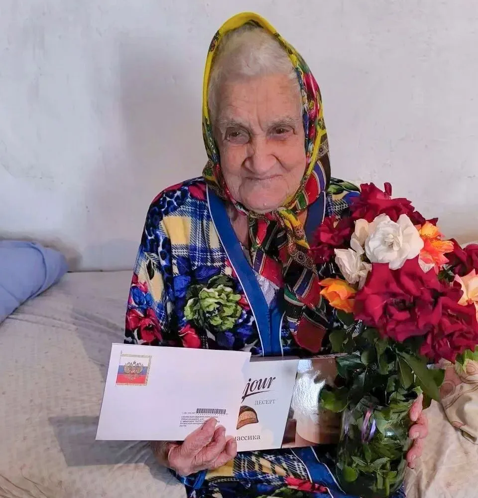 Специалисты отдела обеспечения жизнедеятельности территорий поздравили с 95-летием участника Великой