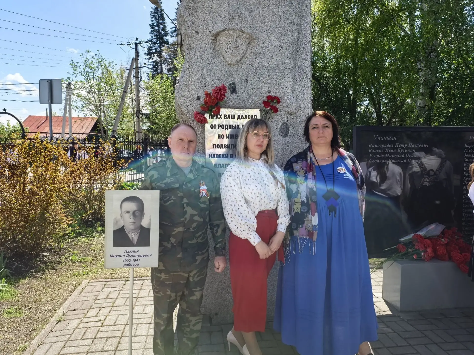 Течет река бессмертного полка По улицам, проспектам, по стране Шагают в ряд с портретами в руках Пот