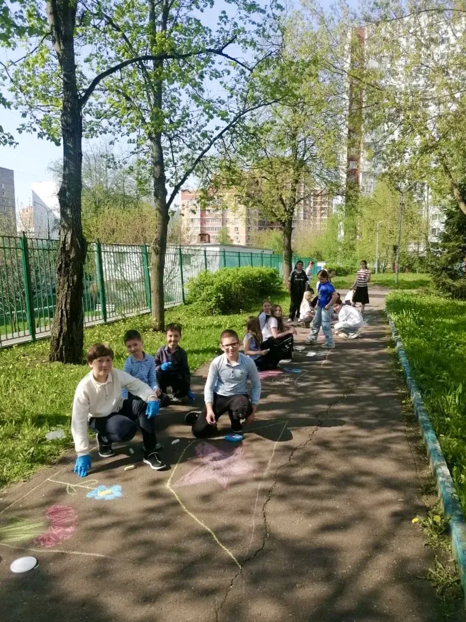 🎨 «Спасибо за Победу!» — школьная площадка превратилась в большую открытку для ветеранов    Ученики 