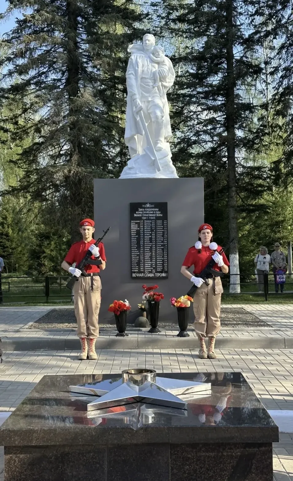 Сегодня, в канун 81‑й годовщины Великой Победы, почётный караул Дома Юнармии Первой Тарусской школы 