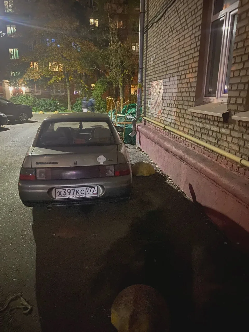 🚗 Машина у подъезда на Инициативной мешает прохожим