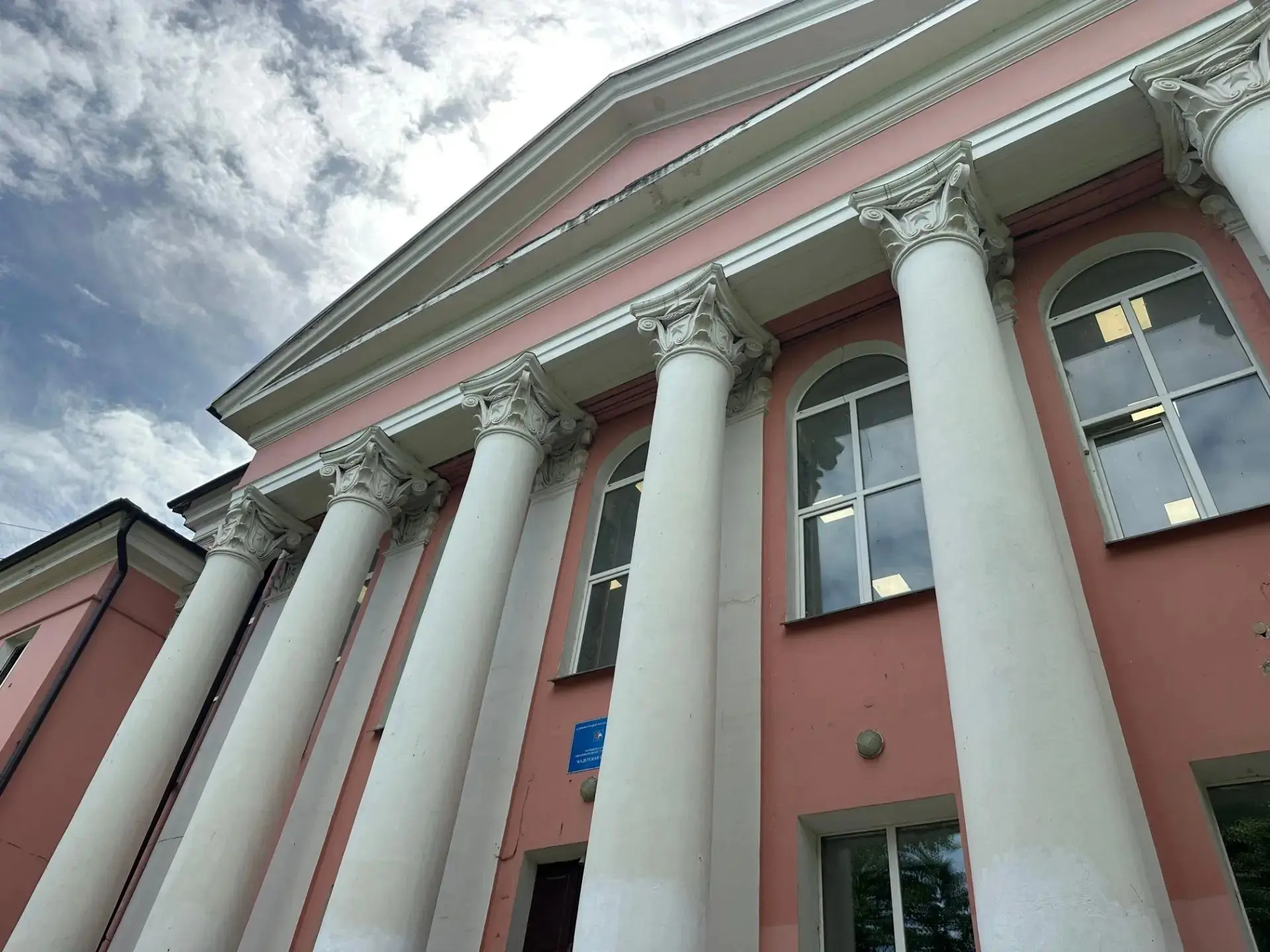 ⚡ Министр образования региона проконтролировал ремонт великолукских школ и детских садов