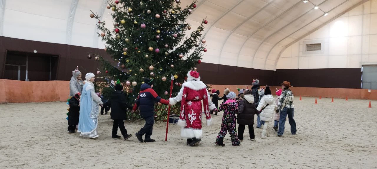 🎄27 декабря учащиеся 2В класса  вместе с классным руководителем и родителями побывали ...