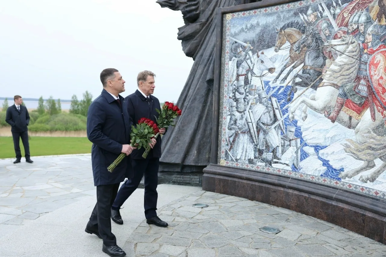 Министр здравоохранения России Михаил Мурашко вместе с губернатором Псковской области Михаилом Ведер