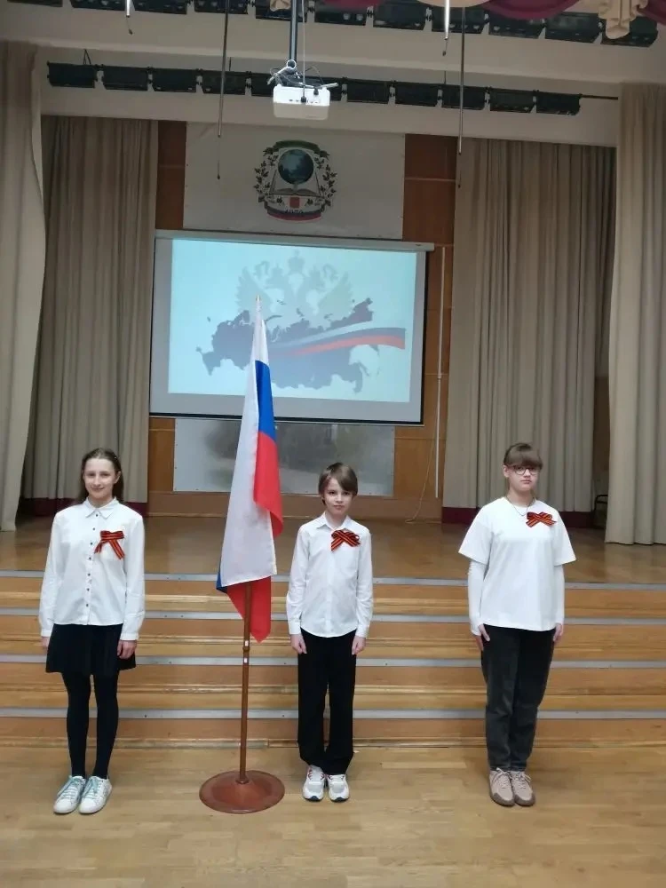 🇷🇺 Новая учебная неделя в нашей школе началась с традиционной торжественной церемонии выноса флага Р