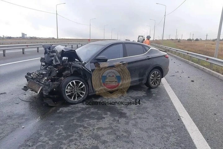 Женщина-водитель пострадала в утреннем ДТП с фурой на трассе в Саратове.