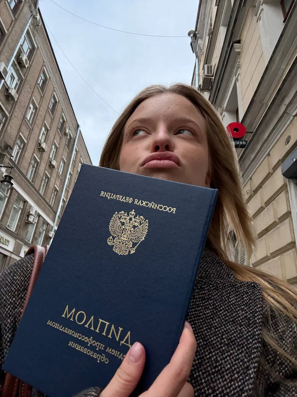 можете поздравить! вчера получила диплом 🥹  мало кто знает, но 4 года я училась в колледже и теперь 