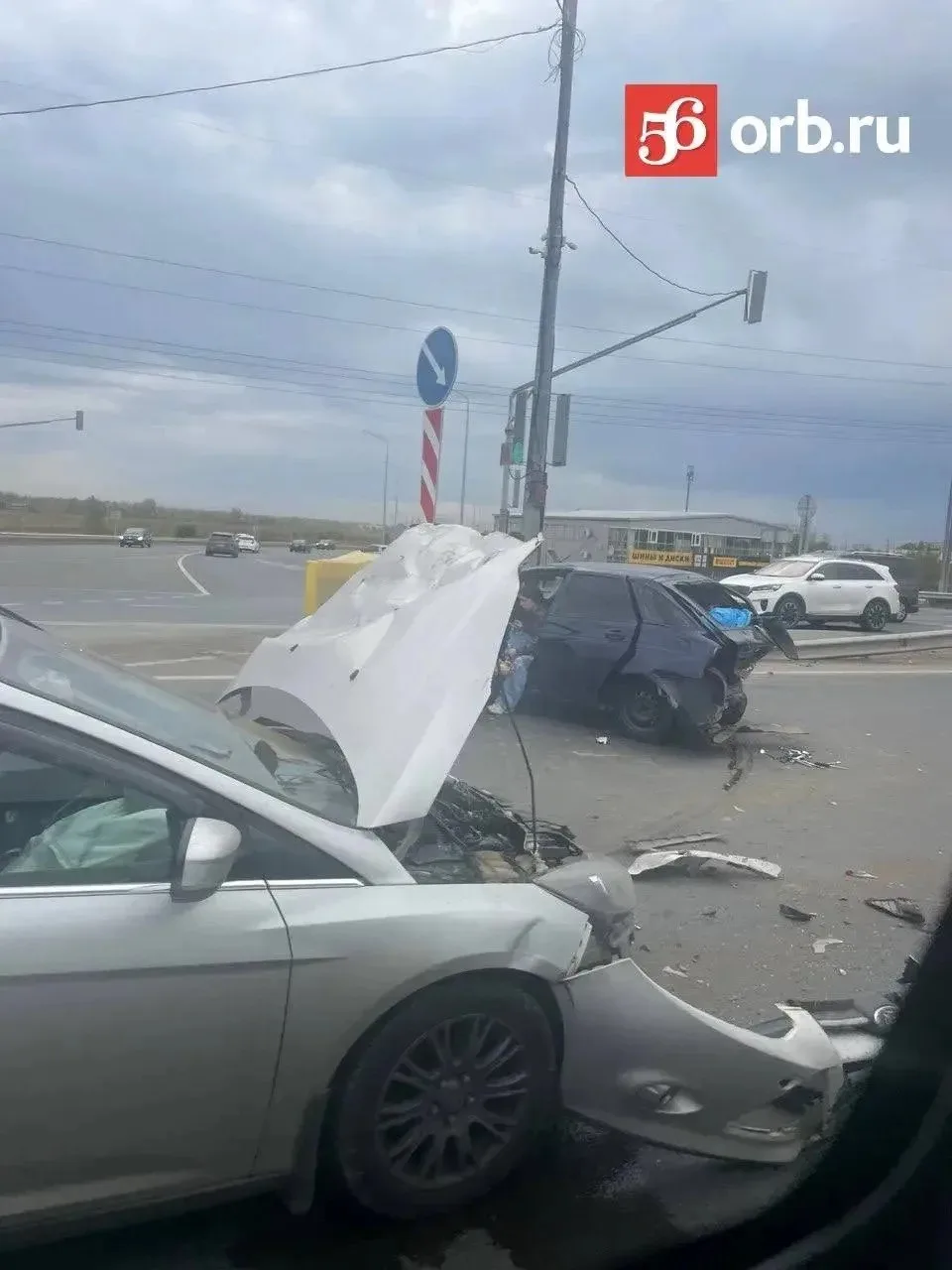 Жёсткое ДТП под Оренбургом: на повороте к Солнечному две машины сплющило