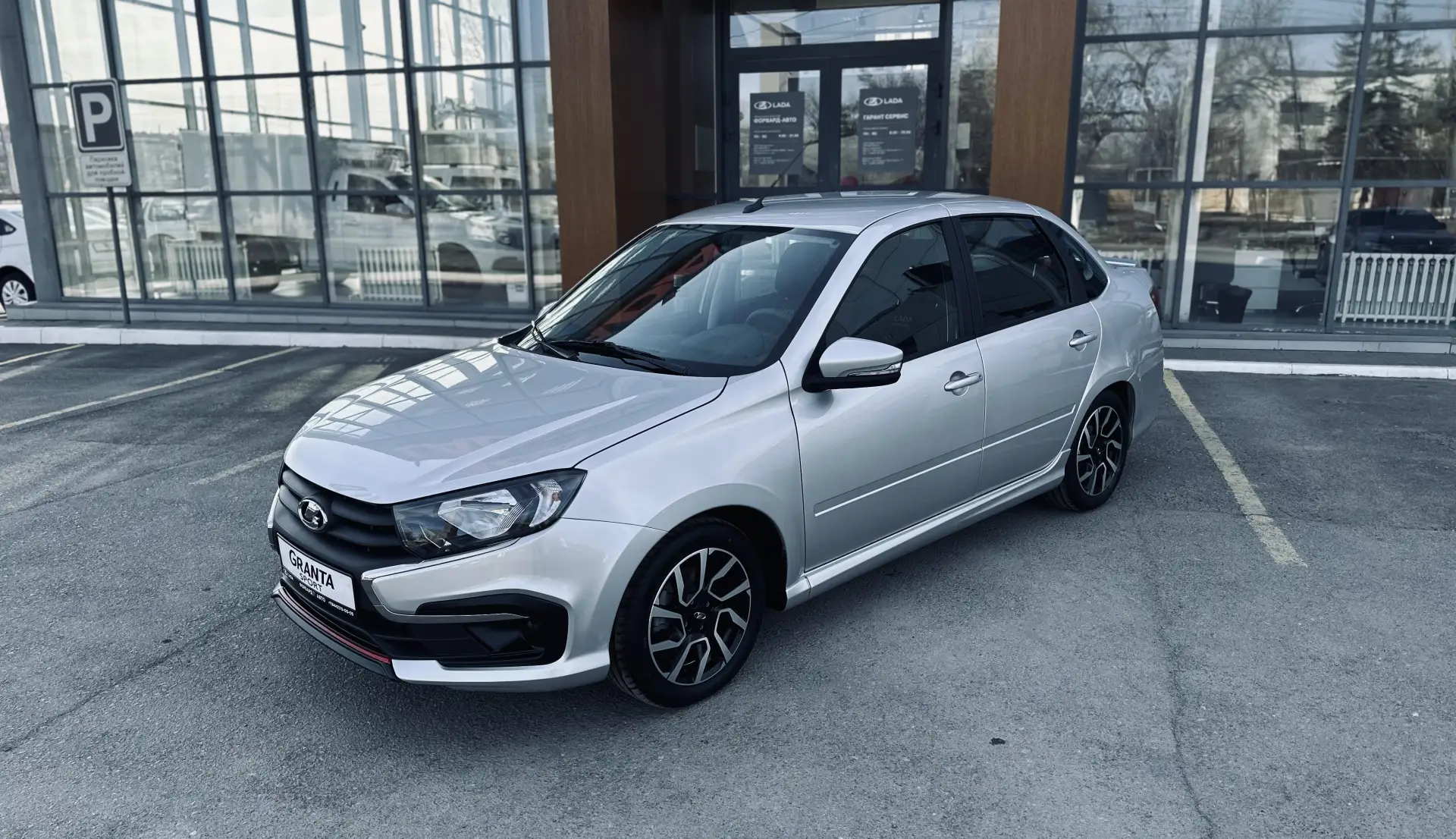 Lada GRANTA спортлайн 2026. 
Двигатель: 1.6л 16 кл 106 л.с 
Коробка: Механика 
Комплектация:
- конди
