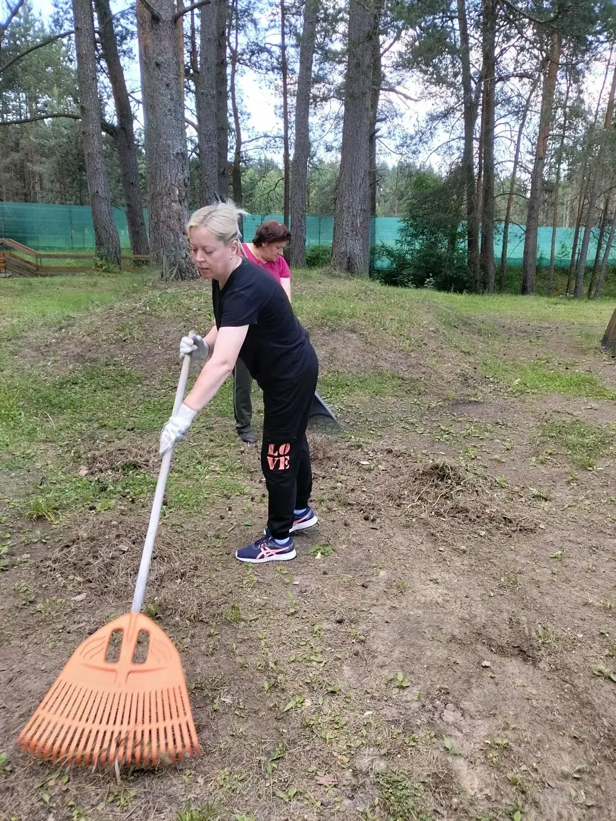 🍃 Сотрудники Юхновской библиотеки приняли участие в общем городском субботнике.
✔️ Общими усилиями 