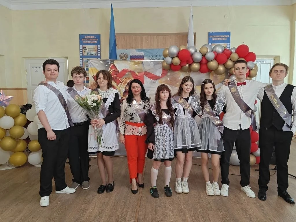 Вот и прозвенел последний звонок!

Сегодня в Стахановской гимназии #7 прозвучал последний звонок для
