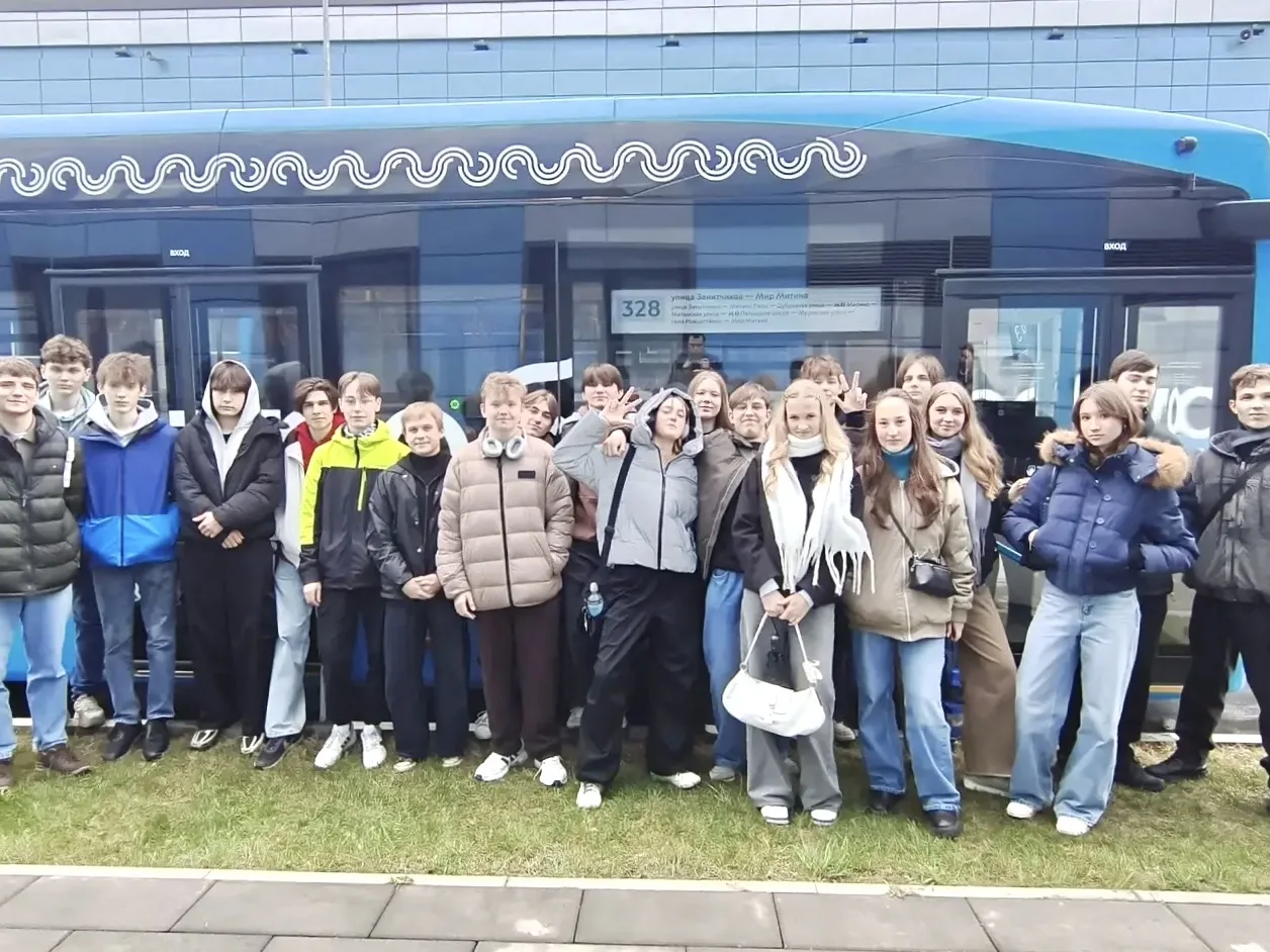 ЭКСКУРСИЯ 10-ГО ИНЖЕНЕРНОГО КЛАССА НА ПЛОЩАДКЕ ДЕПАРТАМЕНТА ТРАНСПОРТА МОСКВЫ  🚌 Ученики 10‑го инжен