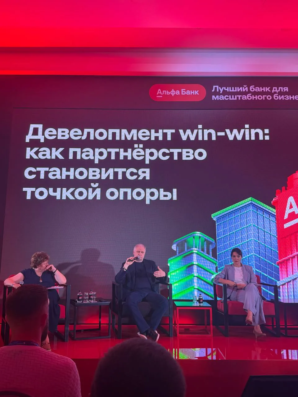 В настоящем партнерстве деньги теряют все партнеры. 

В партнерстве с банком потерять деньги можешь 