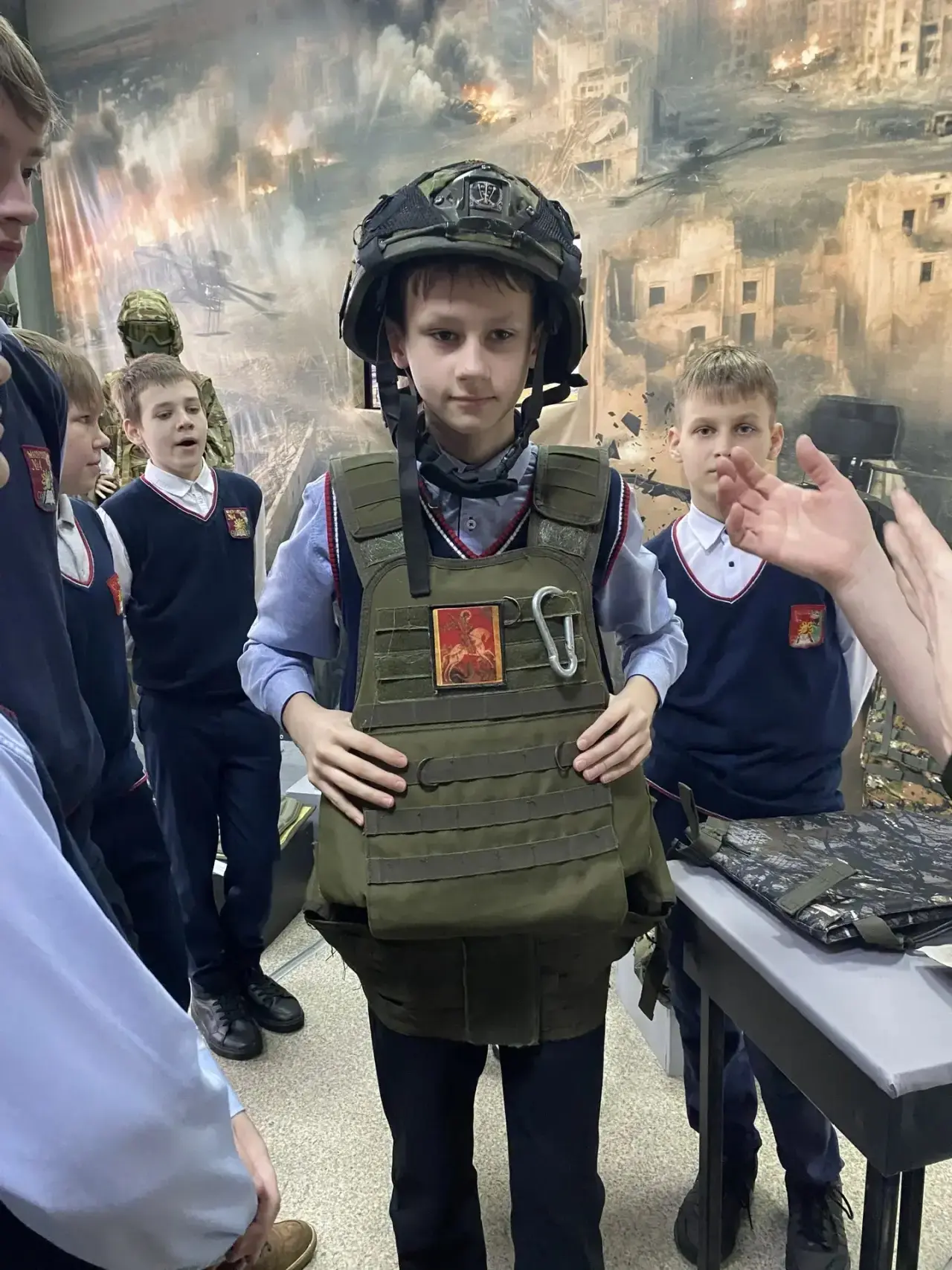 📅 21 апреля 5Д и 6Д классы посетили выставку, посвященную Специальной военной операции. Ребята позна