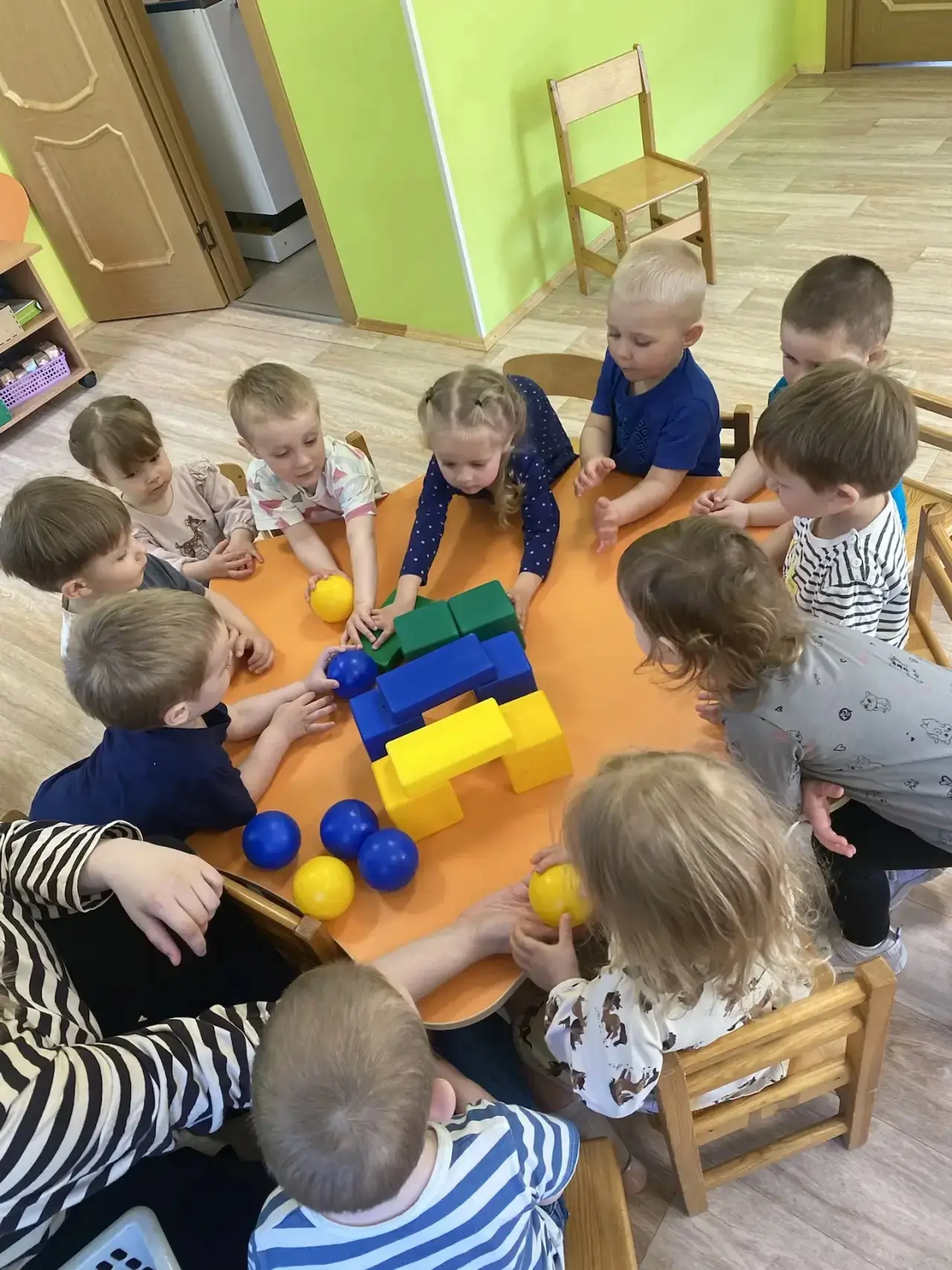 🔹В группе «Ягодки» ребята продолжили знакомство с формами и количеством в игровой деят...