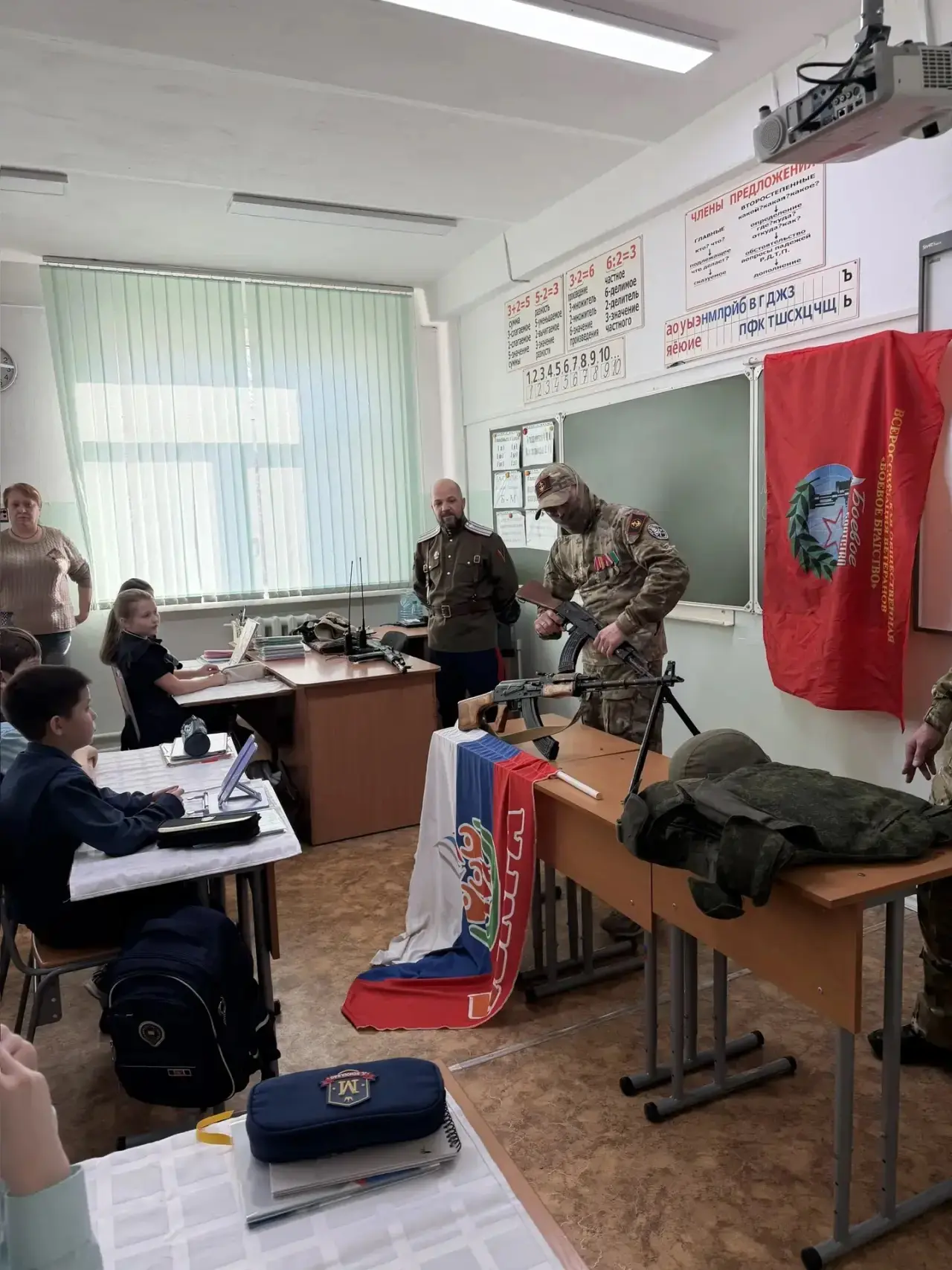 🎖️В день годовщины начала специальной военной операции к ребятам 4 «Д» класса пришли настоящие герои