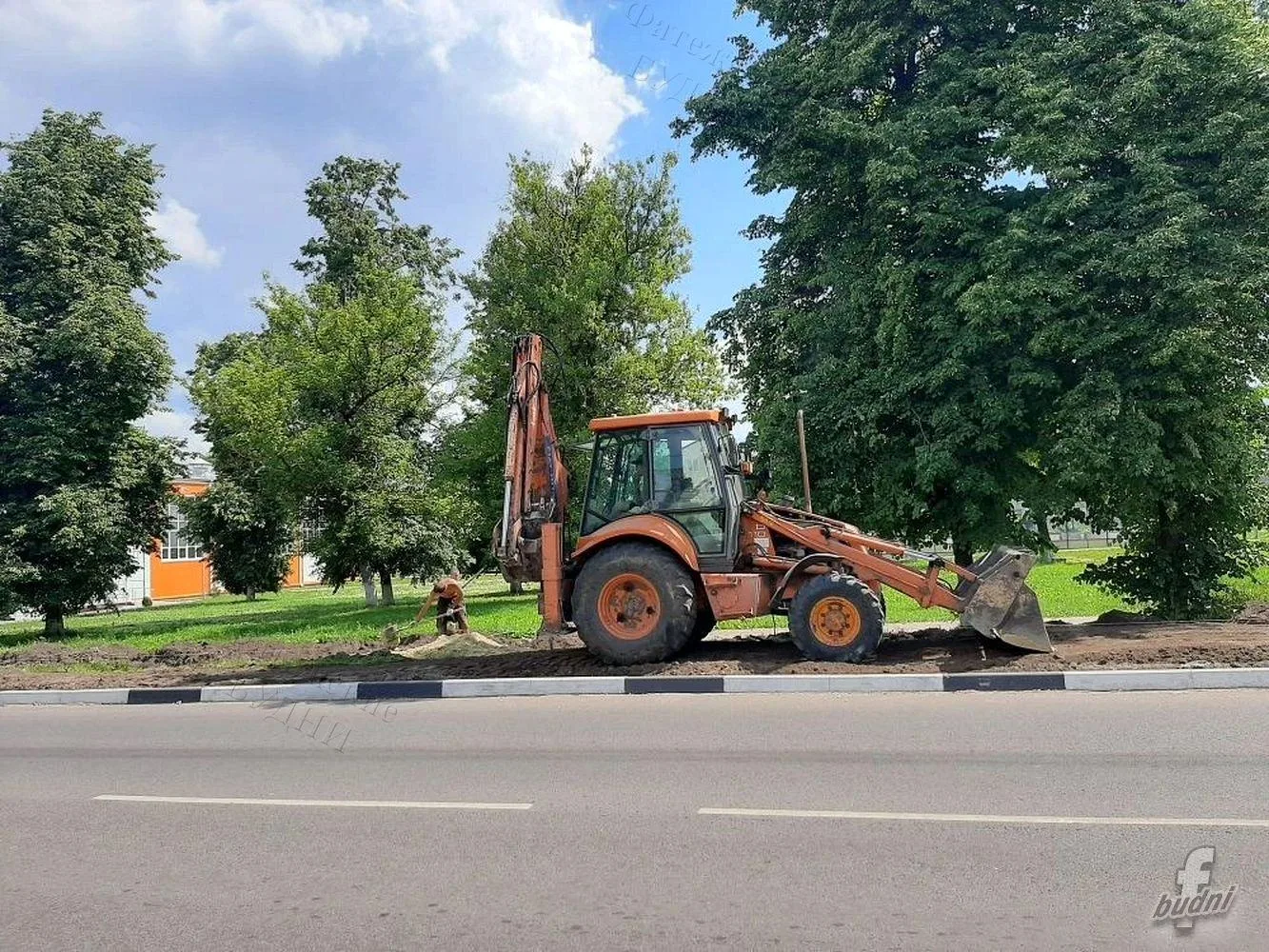 На улице Урицкого города Фатежа начались работы по строительству пешеходного тротуара по программе «