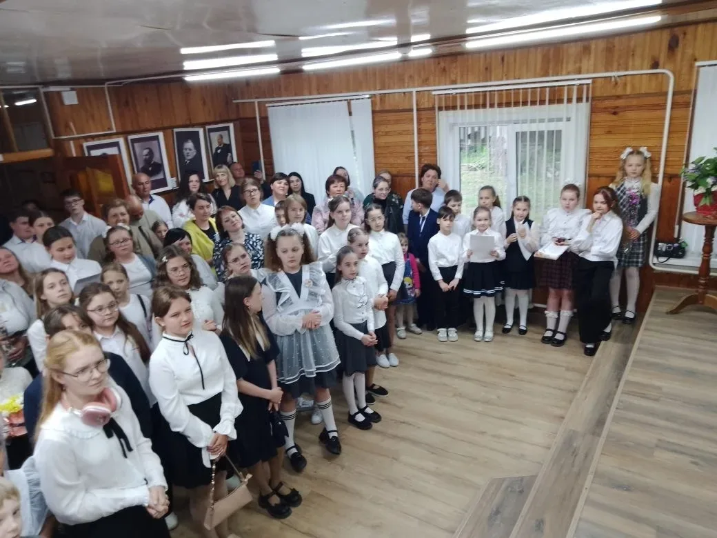 Сегодня в Локотской детской школе искусств прошла торжественная линейка, посвященная окончанию очере
