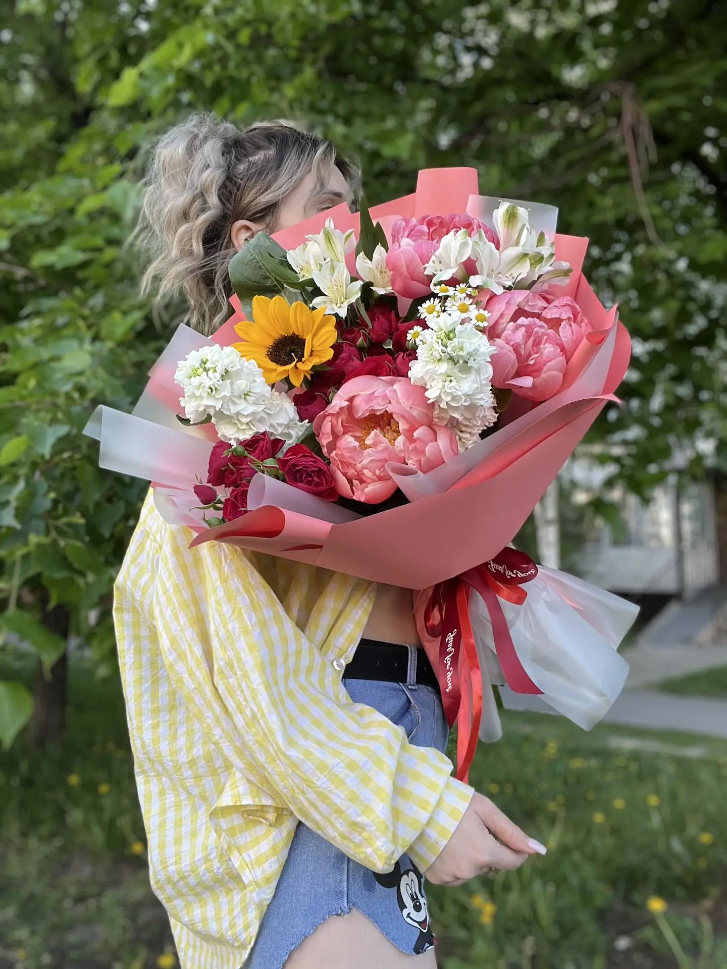 Коралловые пионы, Матрикарий, Матиолла + 🌻 = идеальный летний букет от Шеффландии.