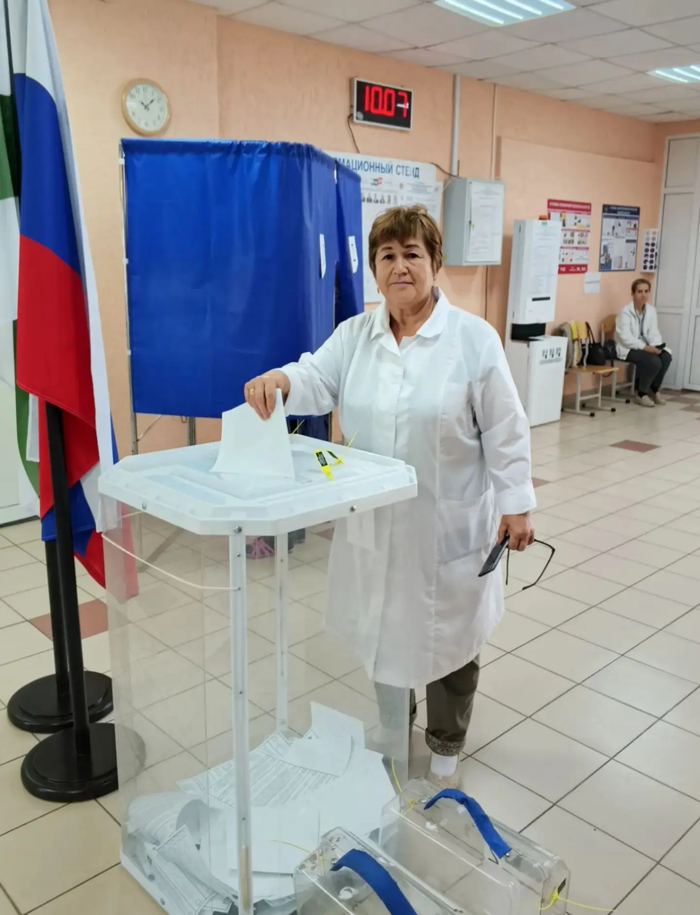 👍Любовь Анатольевна Пухова, фельдшер в селе Рычково, пришла на УИК 58 привычной дорого...