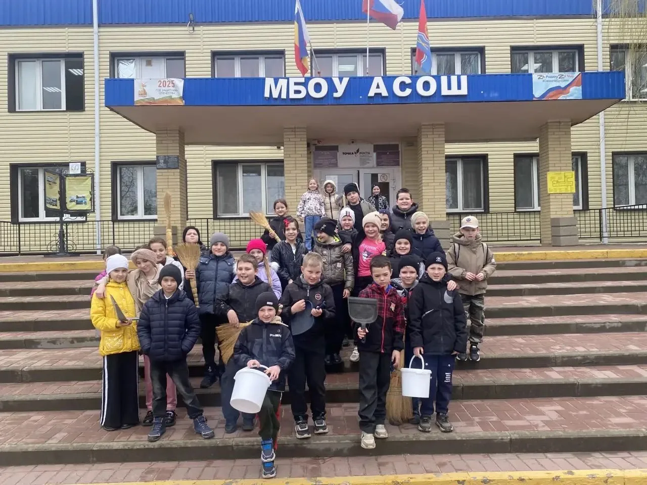 27 марта в нашей любимой школе прошел субботник, в котором приняли участие обучающиеся ...
