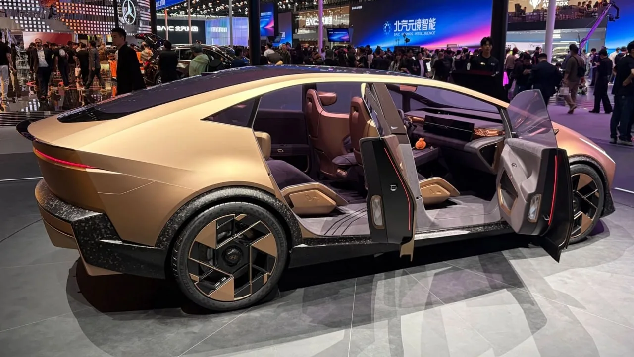 Hyundai показала электрический киберпанк-седан Ioniq V, который похож на раздутый Lamborghini.  Авто
