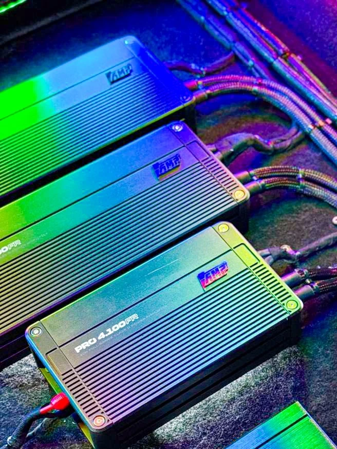 Красивая SQ-сборка на компонентах AMP. Отдельно кайфуем с оформления от @siberiansoundd