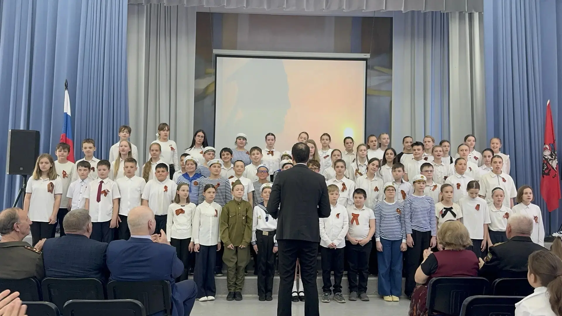 Память сердца ❤️  В школе на Кржижановского прошло праздничное представление «Память сердца» — трепе