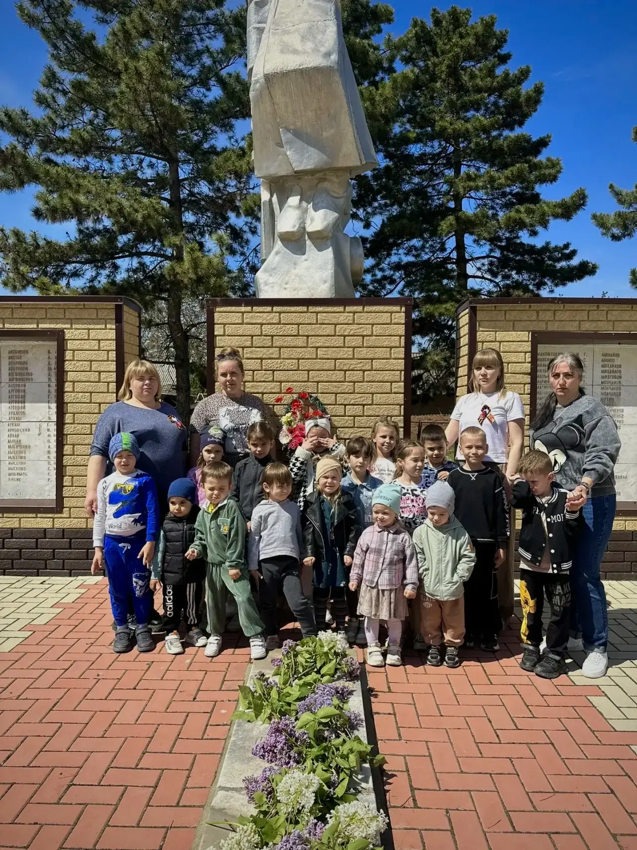 Традиционно, в дань памяти о великих героях, наши воспитанники возлагают цветы к мемори...