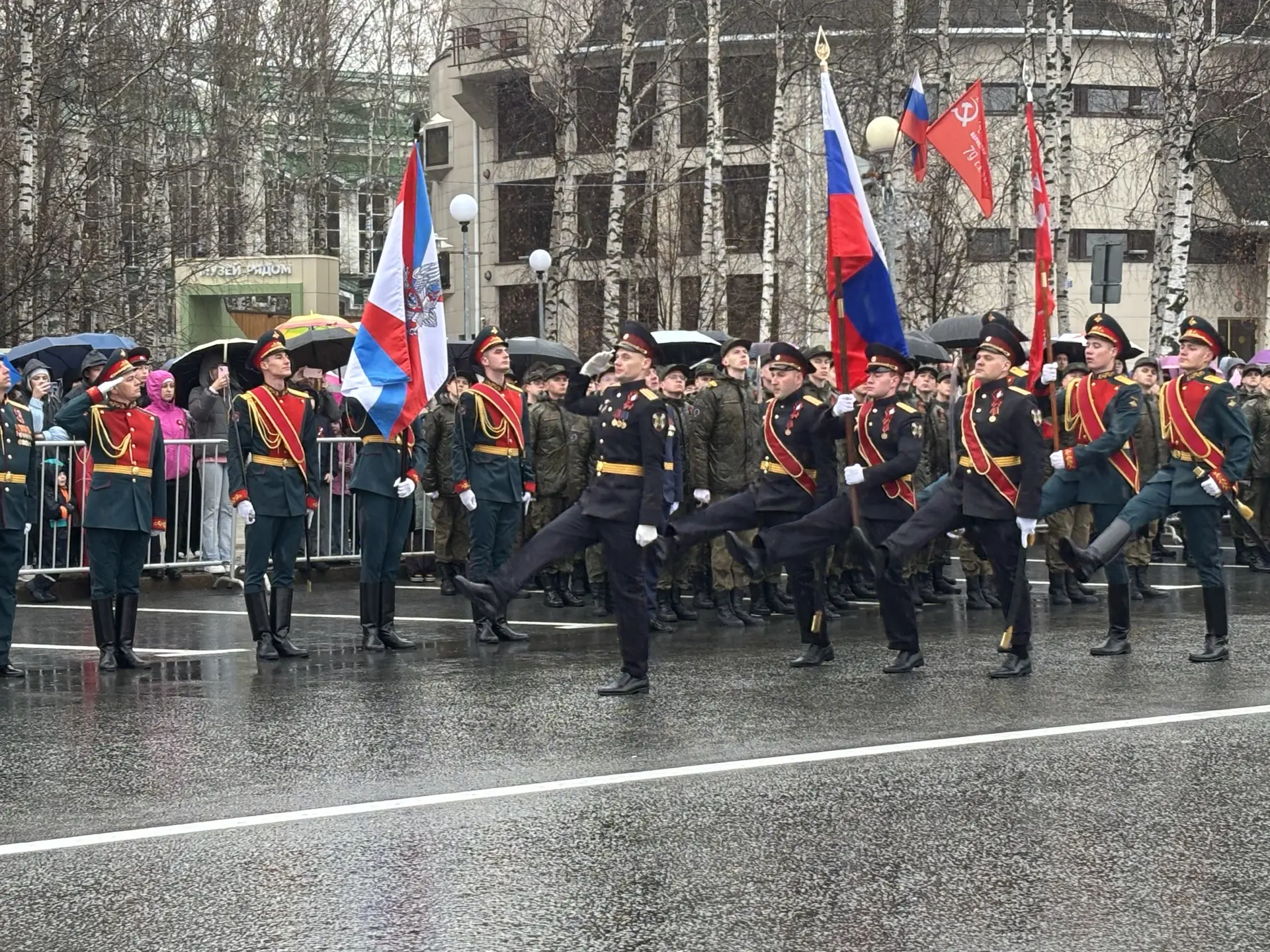 Торжественным маршем по центру города прошли территориальные подразделения МЧС, Росгвардии, МВД, суд