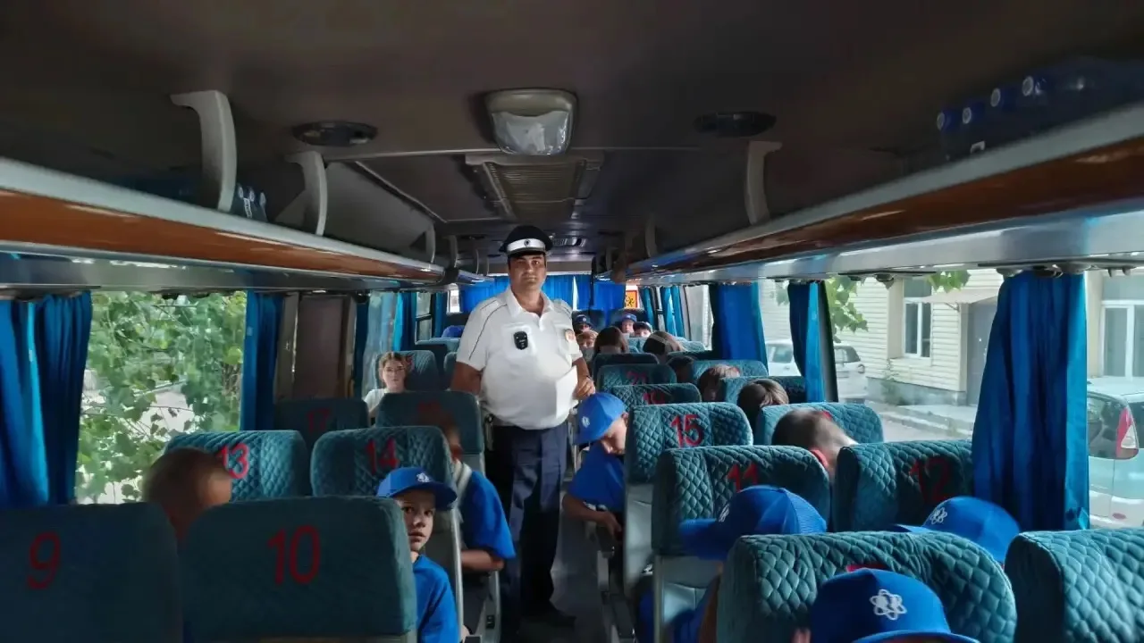 Сотрудники Госавтоинспекции города-героя Новороссийска осуществляют проверку автобусов,...