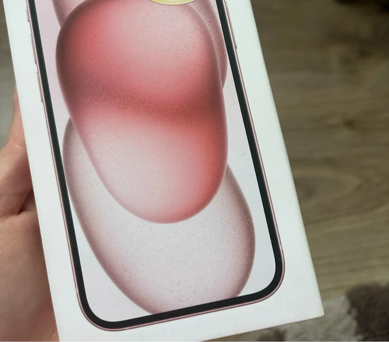 Продаю iPhone 15
в розовом цвете с объемом памяти 128 ГБ. Телефон в отличном состоянии, экран и корп
