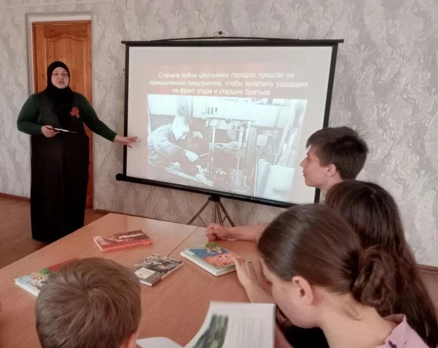 В рамках празднования Дня Победы библиотекарь А.М. Раджабова провела важный час памяти ...