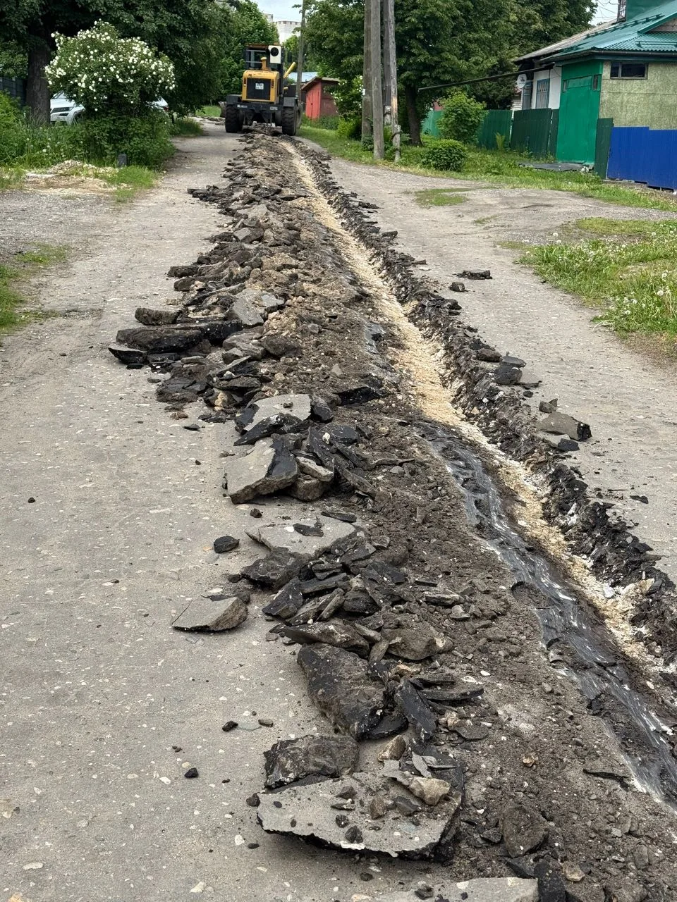 На ул. Спортивная, решили сменить асфальт, но зачем трогать основу, ковырять советскую на совесть сд
