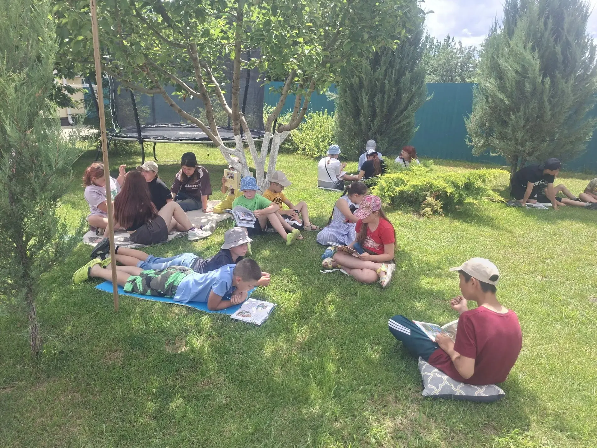 Отчёт о мероприятии: «Книжная поляна: читаем и творим» 🌳🎤

Сегодня, 17 июня, Наталья Давиденко орг