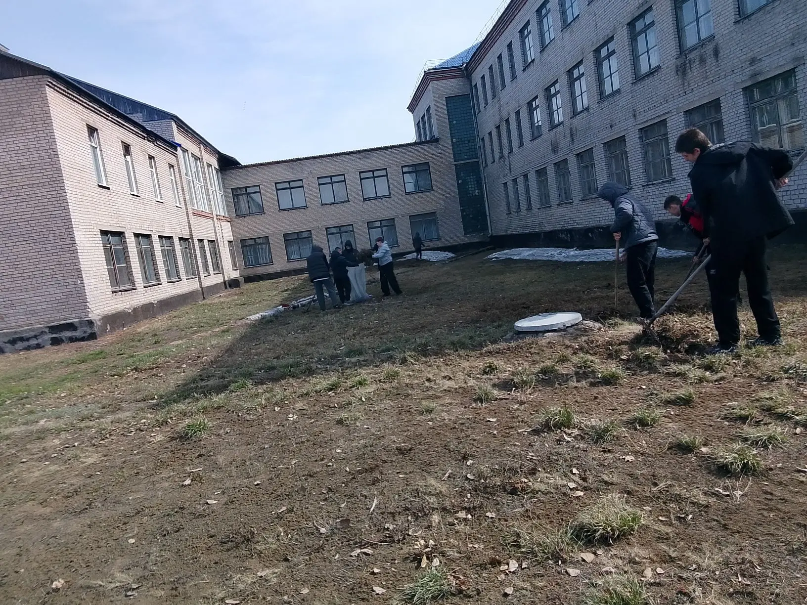 Сегодня, 9 апреля, в МБОУ "СОШ 10" прошёл субботник на территории школы. Учащиеся 5–11 классов приве