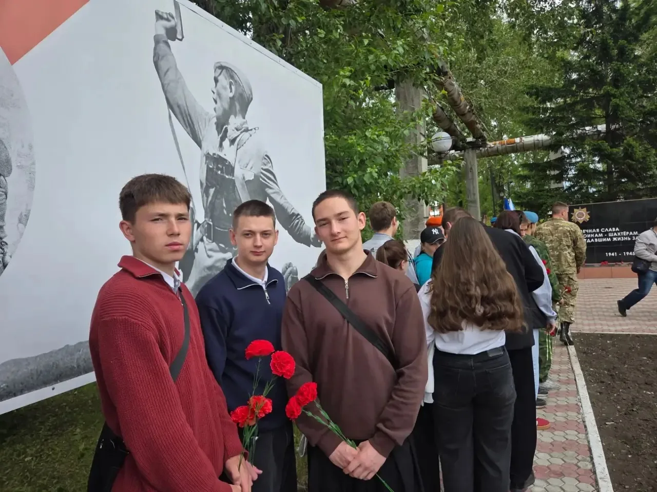 22 июня — День памяти и скорби.

Сегодня у памятника воинам-шахтерам прошёл митинг, посвящённый 85-й