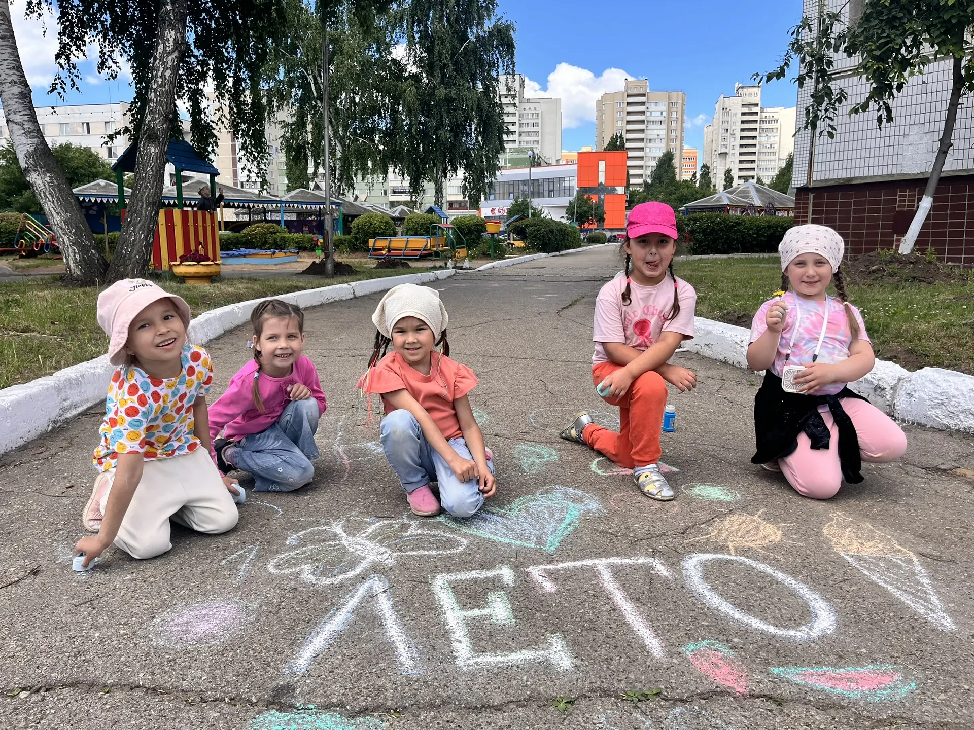 Рисование на асфальте — это не просто веселое развлечение для детей, но и невероятно по...