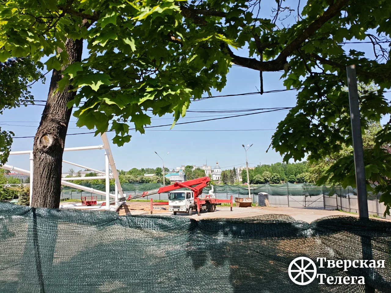 🎡 Зреет новое колесо   В горсаду кипит работа. На площадку уже привезли первые элементы конструкции,