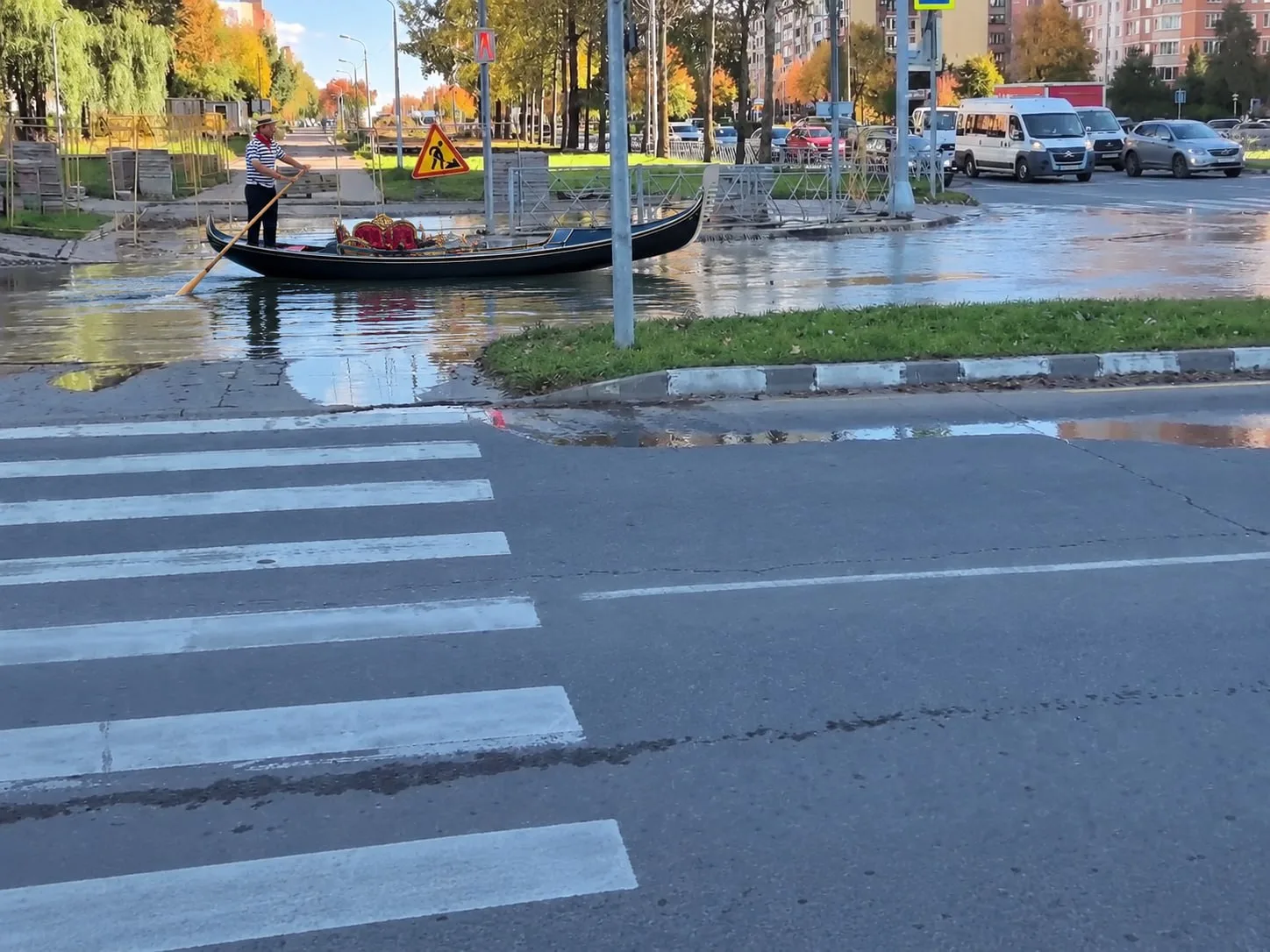 Пока Водоканал пытается найти причину потопа, на этом месте происходят очень странные д...