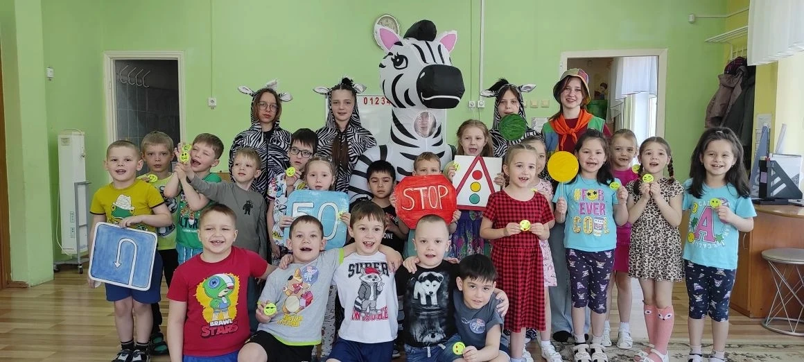 🚦 Наши в деле!  24 апреля в детском саду прошло мероприятие «Мой друг светофор», и наши девочки — Со