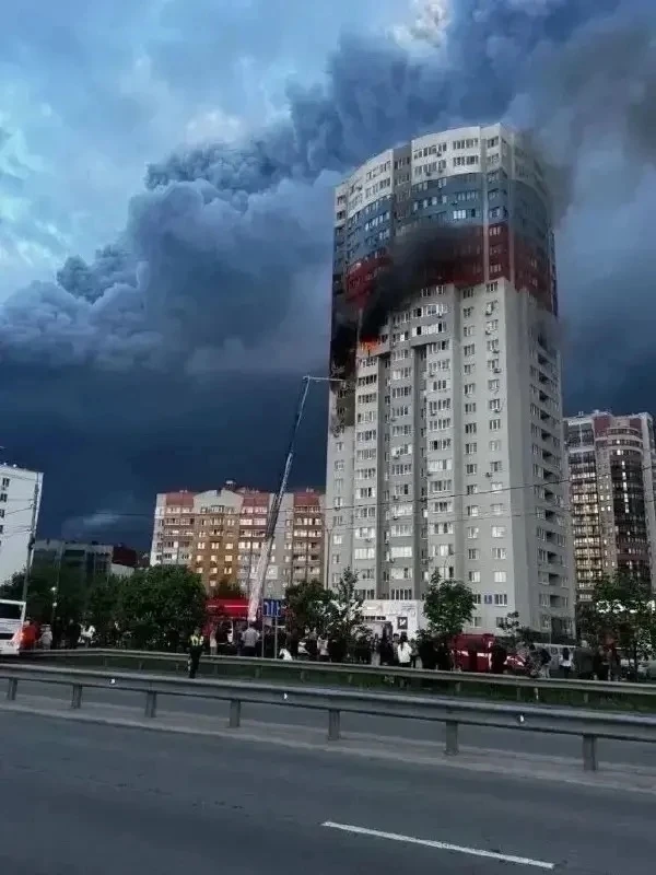 В результате атаки беспилотников в Рязани повреждены две жилые многоэтажки и территория промышленног