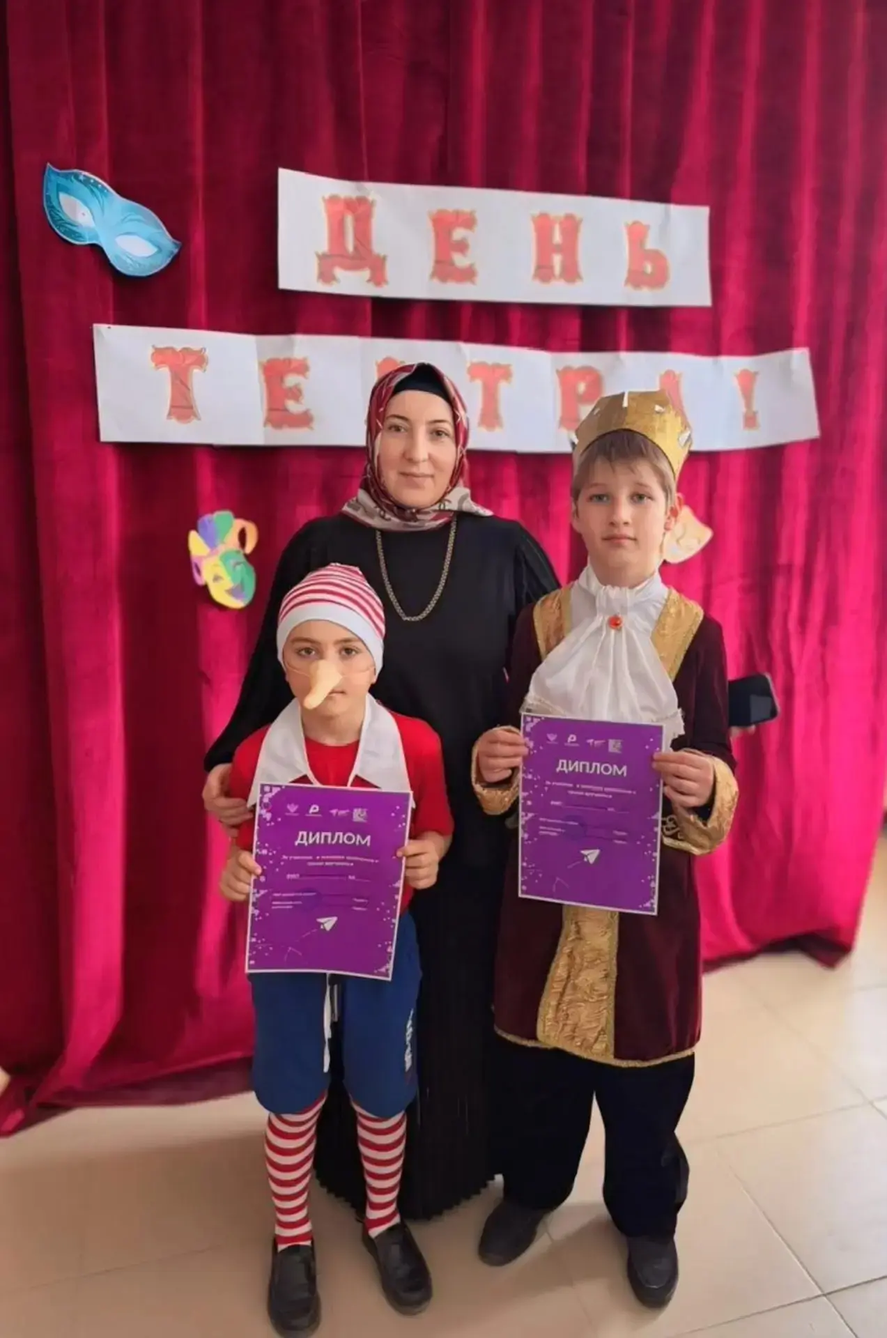 🎉 День театра: Конкурс костюмов зажёг яркие огни! 🎉 В рамках празднования Дня театра наш школьный те