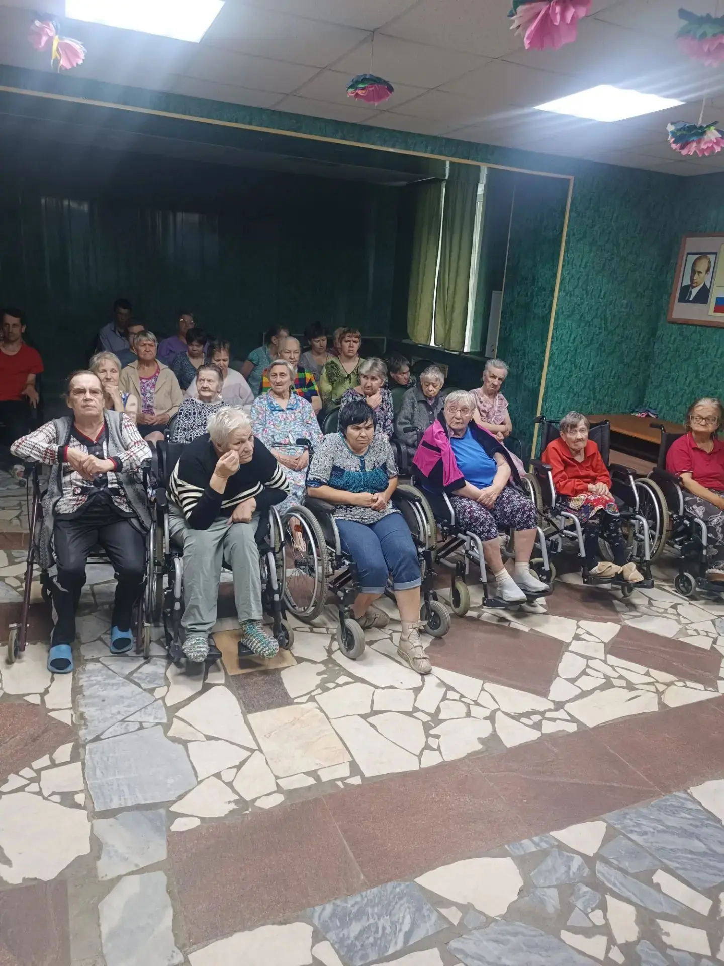 Сегодня проживающие отправились в виртуальный тур по Парижу. Столица Франции поразила своими великол