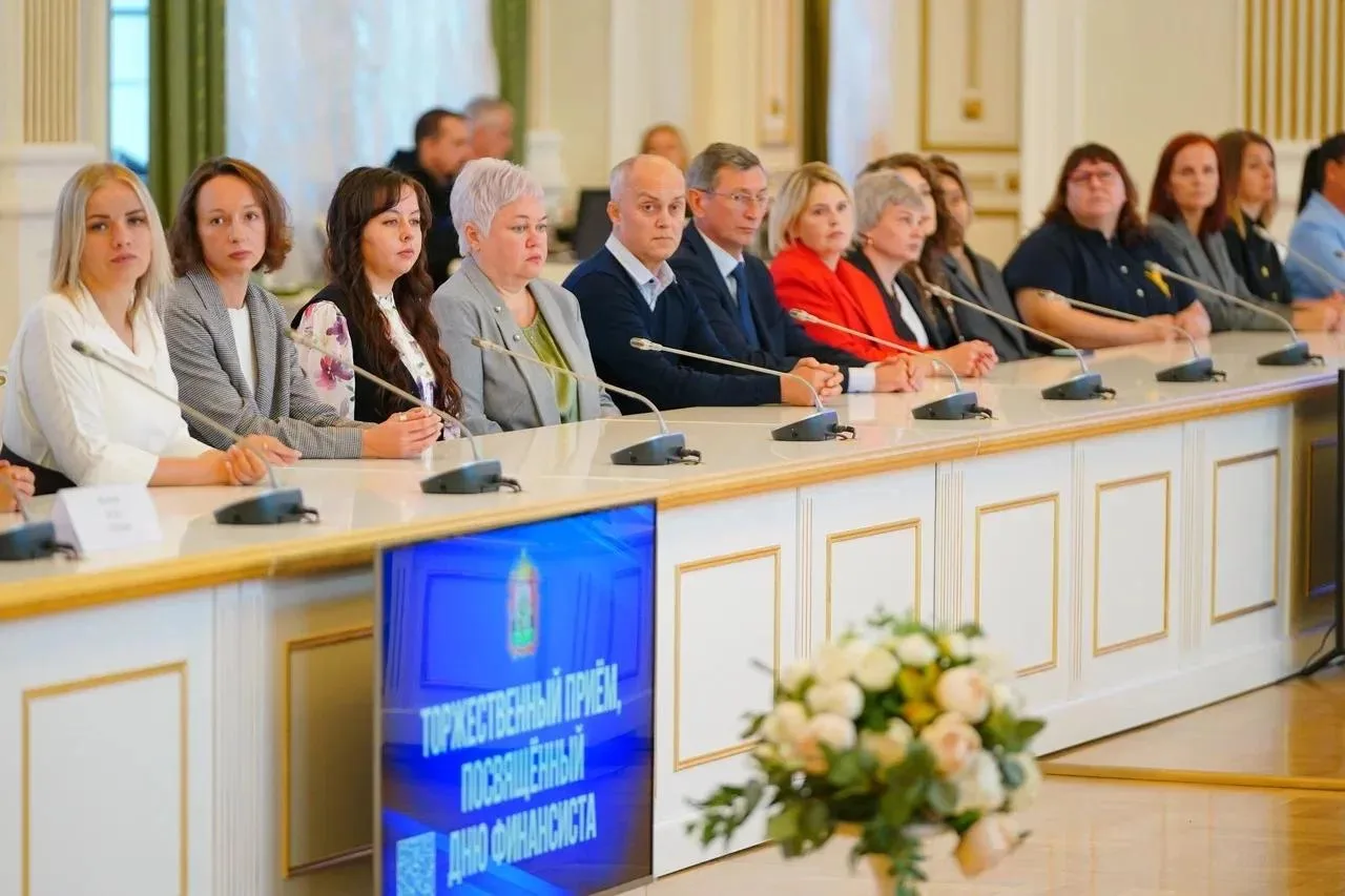 Поздравил работников финансовой сферы Кузбасса с профессиональным праздником.