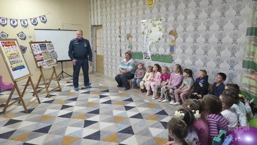 Малышам объяснили, что спички не игрушка, а огонь не всегда друг  Встречи сотрудников МЧС России с в