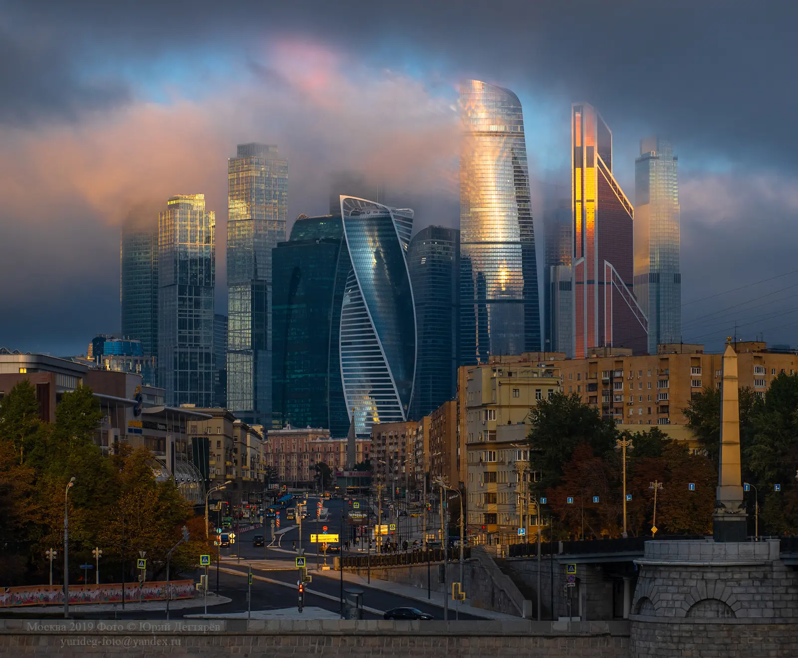 Москва. Луч солнца на Сити среди хмурых облаков.
