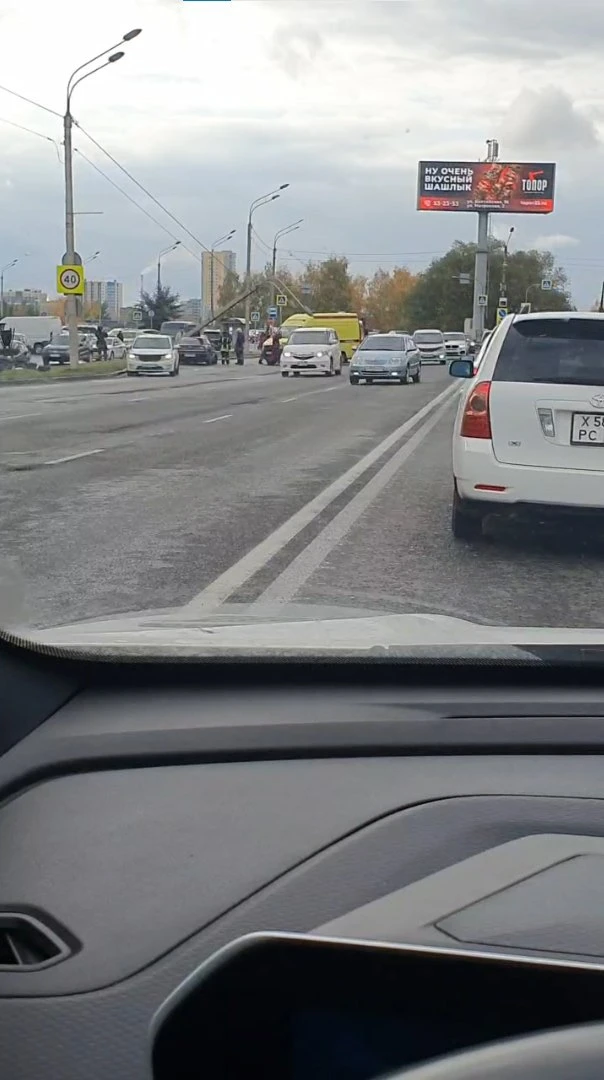 Автомобиль врезался в столб на кольце Павловский тракт-улица Малахова в Барнауле🫣