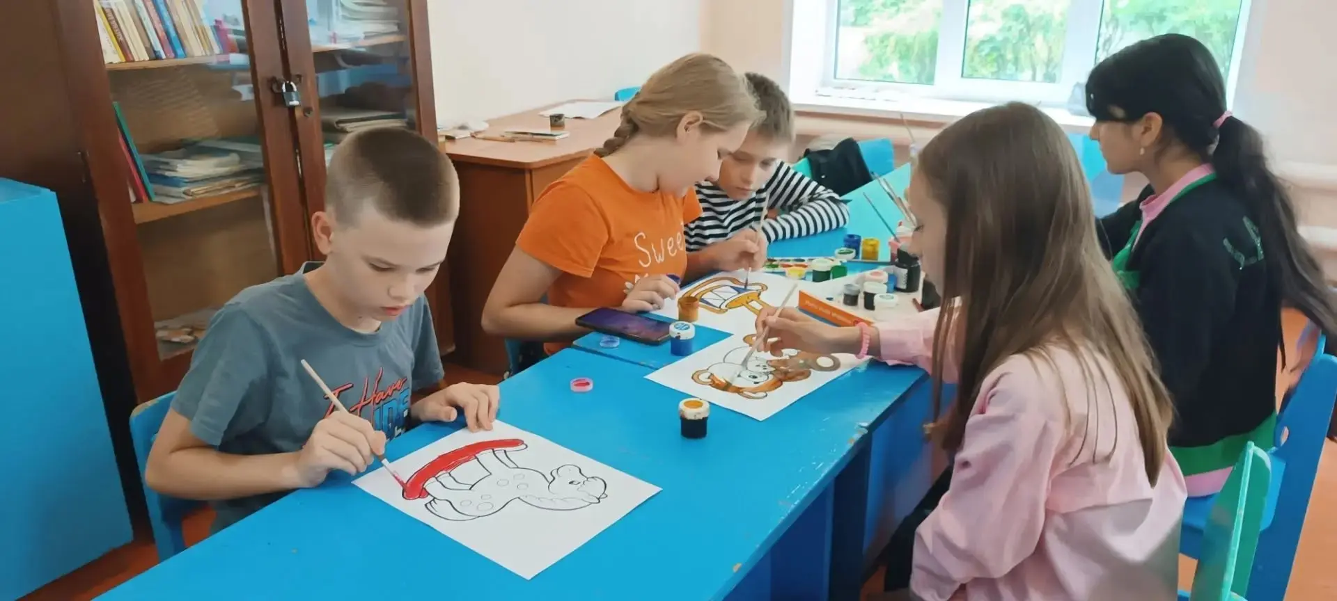 На территории Солнцевского района продолжают работу пришкольные лагеря. Для детей проводится много и