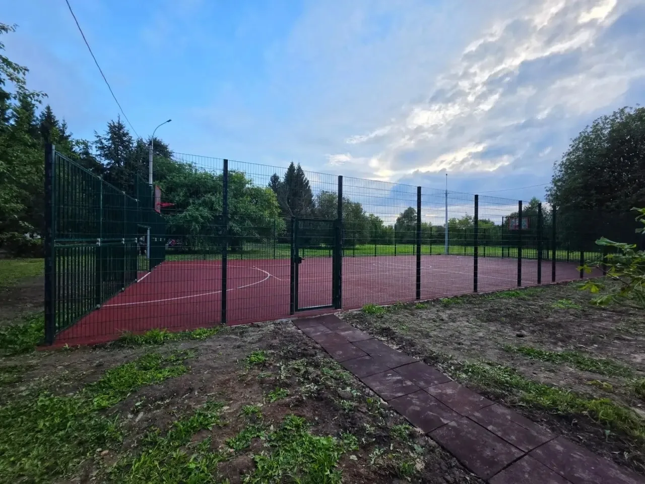 🏀 В Новых Лапсарах открылась новая многофункциональная спортивная площадка